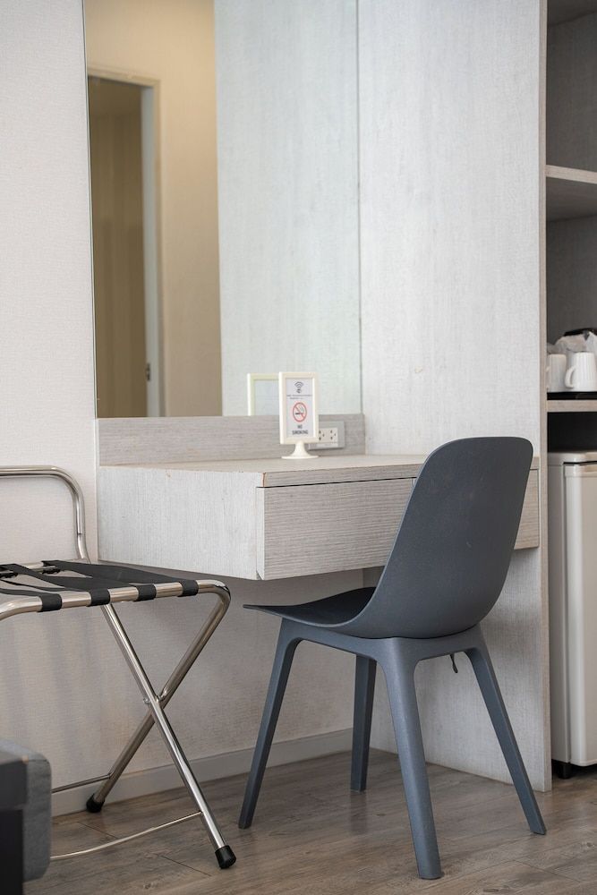 Ratchadamnoen Residence Deluxe Triple Room 18