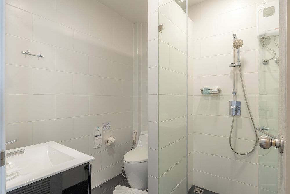 Ratchadamnoen Residence Deluxe Triple Room 12