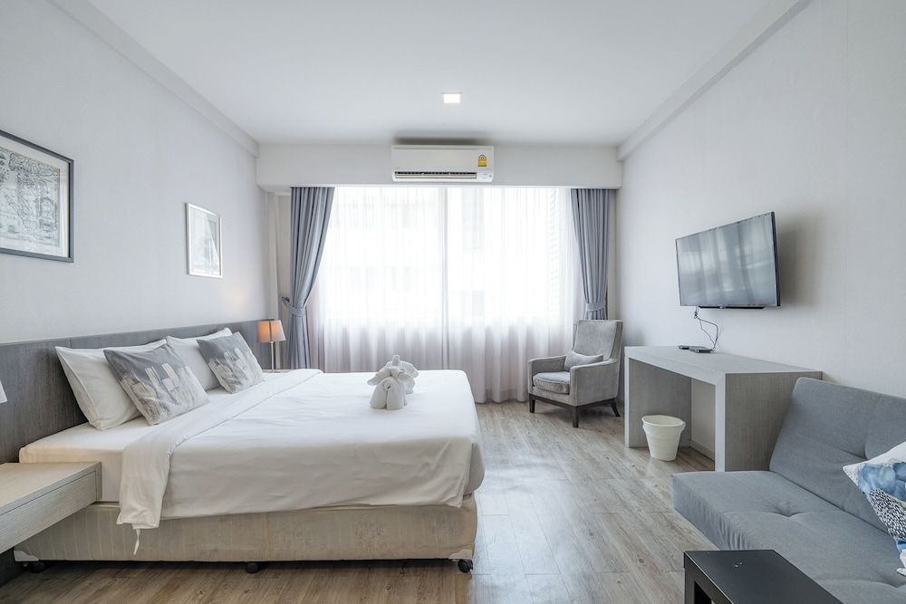 Ratchadamnoen Residence Deluxe Triple Room