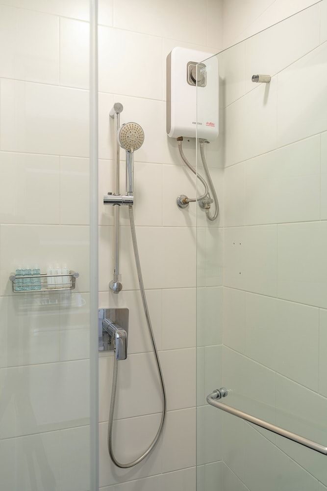 Ratchadamnoen Residence Deluxe Triple Room 10