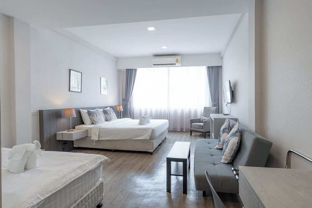 Ratchadamnoen Residence Deluxe Triple Room 4