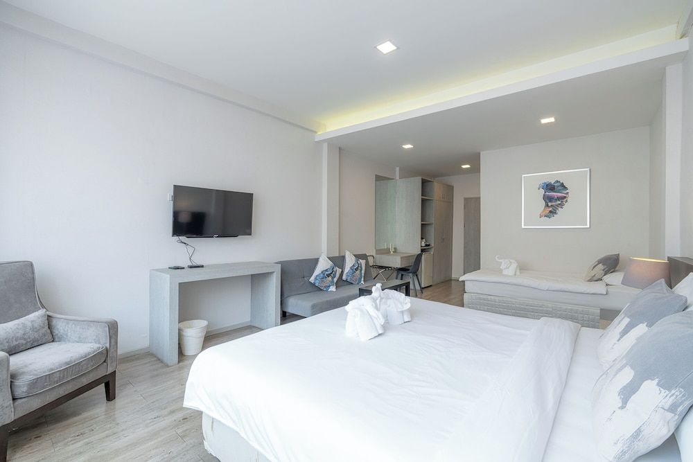 Ratchadamnoen Residence Deluxe Triple Room 5