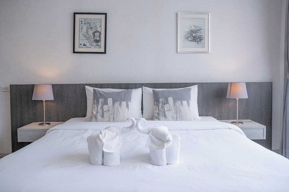 Ratchadamnoen Residence Deluxe Triple Room 6