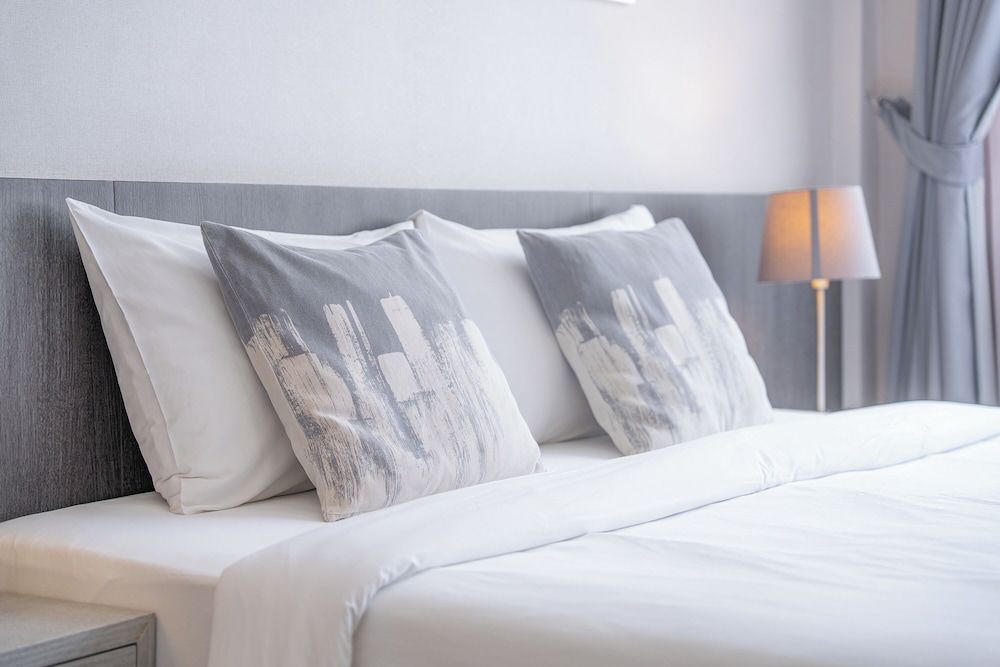 Ratchadamnoen Residence Deluxe Triple Room 8