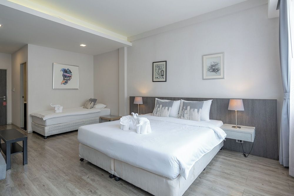 Ratchadamnoen Residence Deluxe Triple Room 3