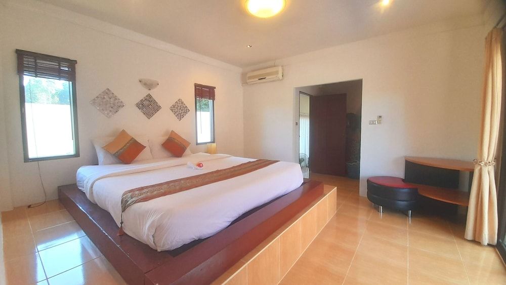 Samui Diving Resort 3 bedroom house with living room & kitchenette 6