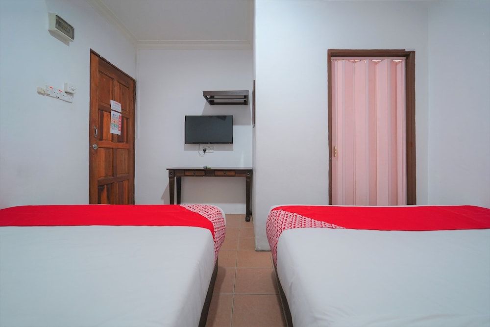OYO 89850 Mutiara Motel Family Suite 2