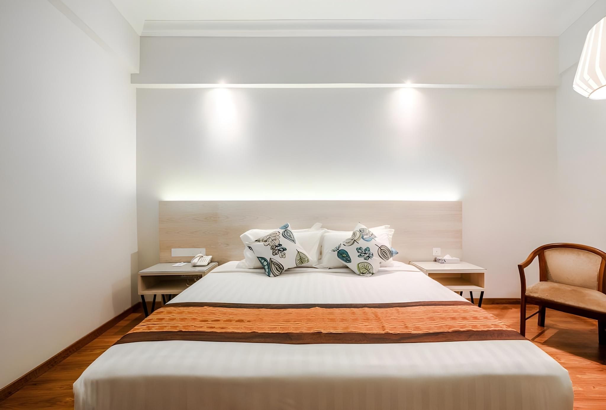 undefined Crystal Crown Hotel 5