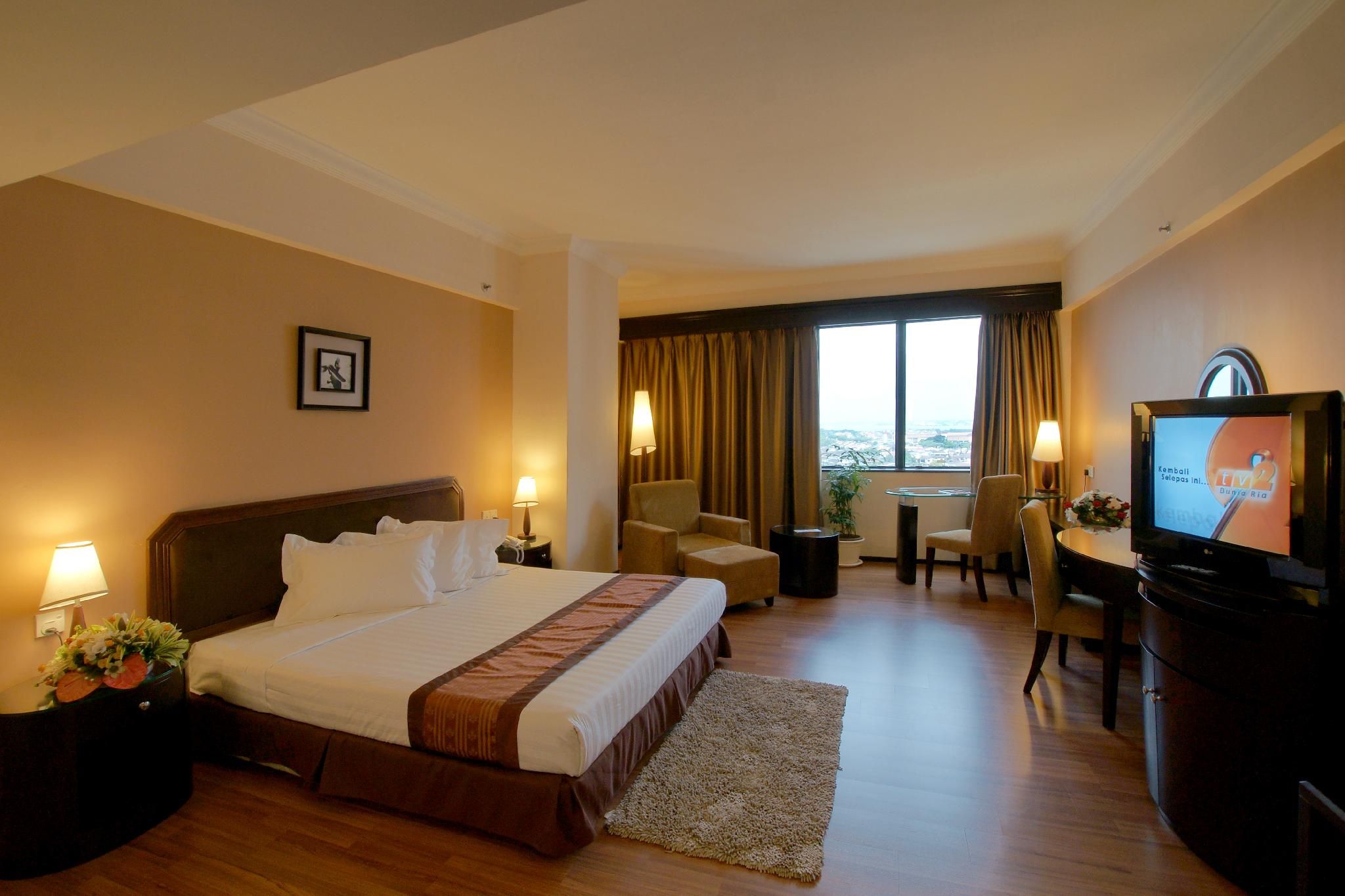 undefined Crystal Crown Hotel 4