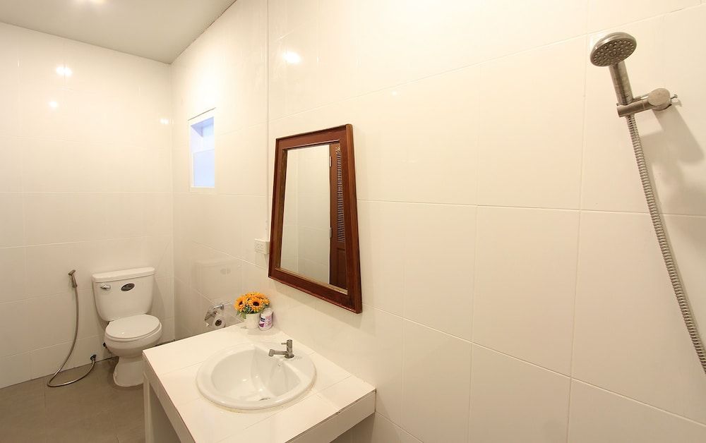 Choophorn House Standard Twin Room 5