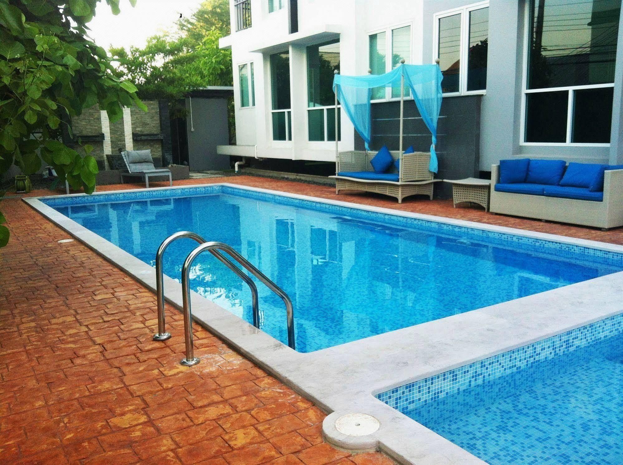 undefined Crystal Suites Suvarnabhumi Airport 10