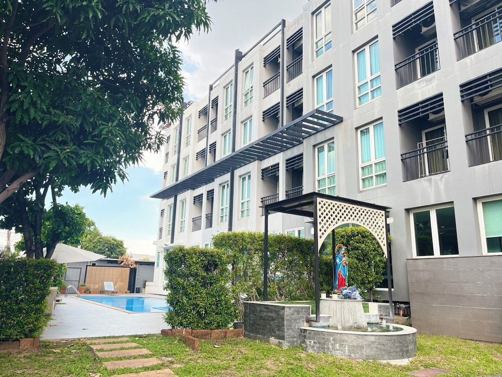 undefined Crystal Suites Suvarnabhumi Airport 3