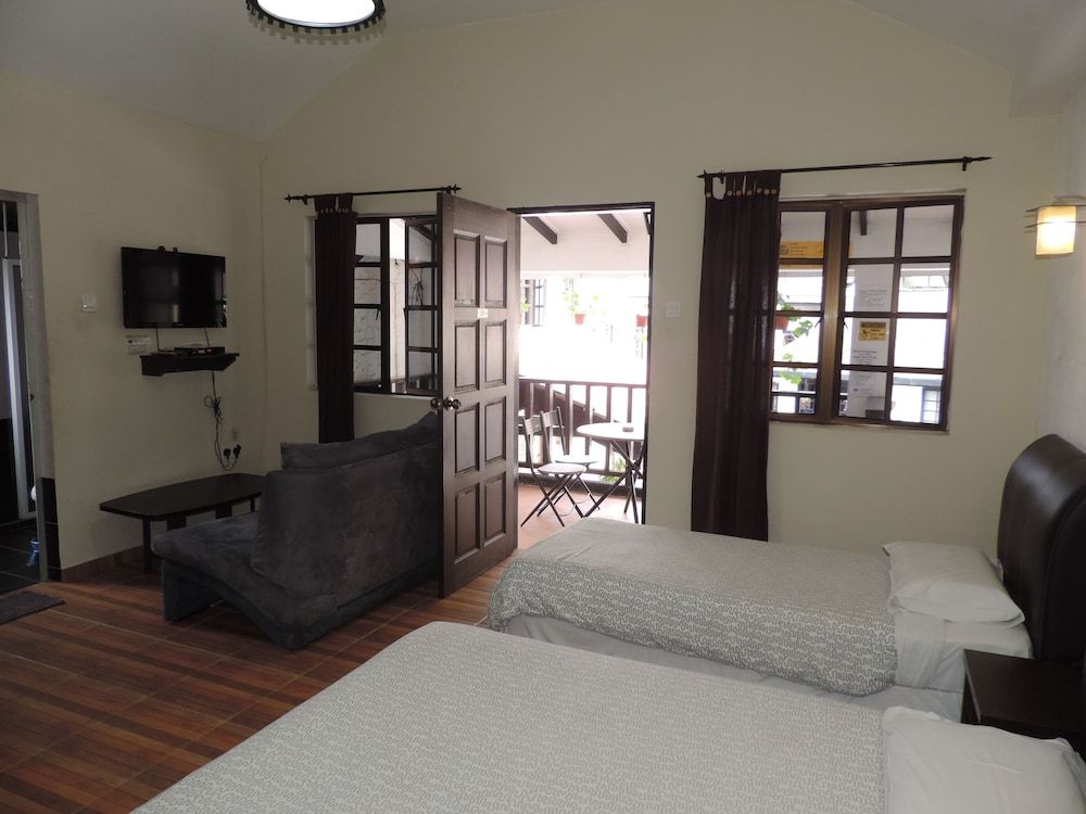 Cameronian Inn Quadruple Room, Private Bathroom 2