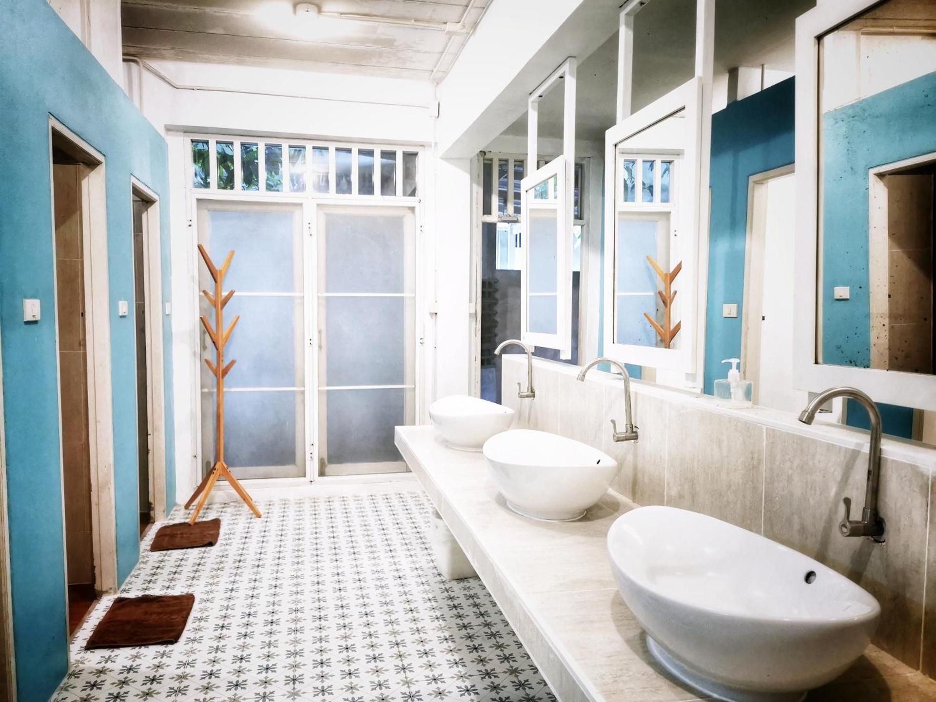 Twin Bed Shared Bathroom