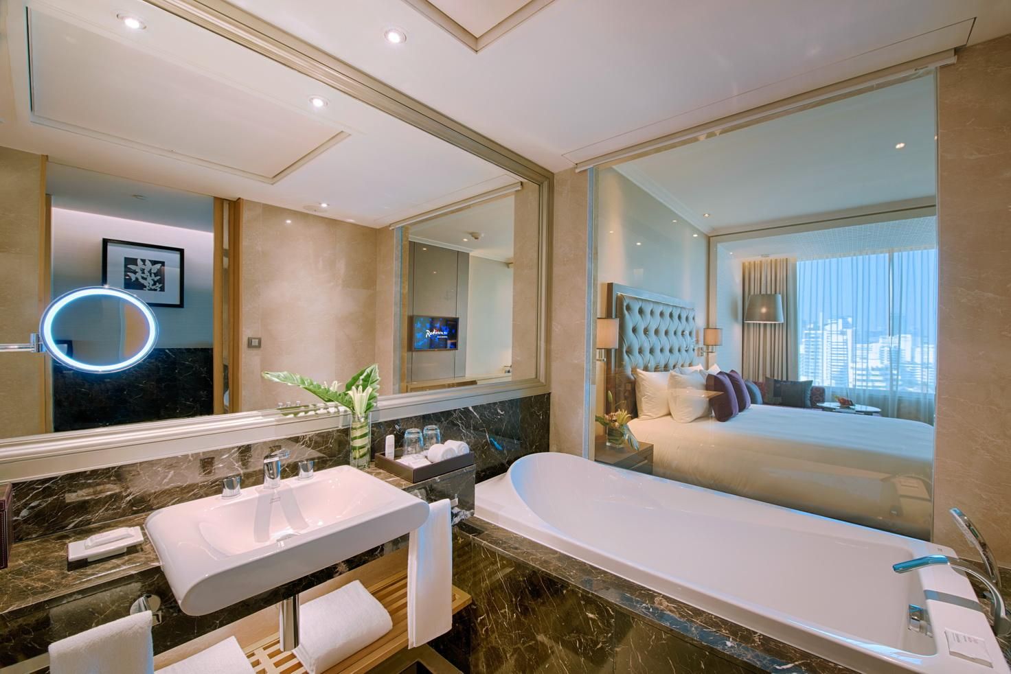 Radisson Blu Plaza Bangkok Deluxe Room City View 12