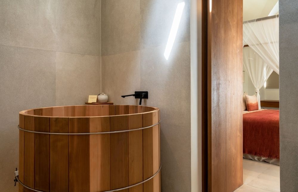 Deep Soaking Bathtub