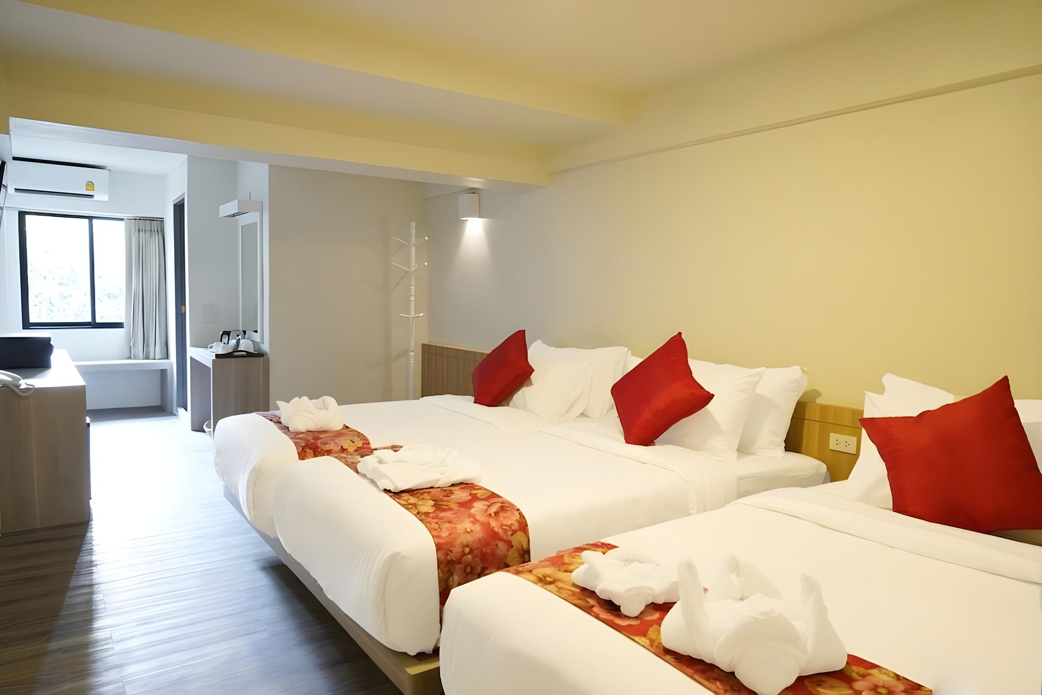 Deluxe Triple Room with Window