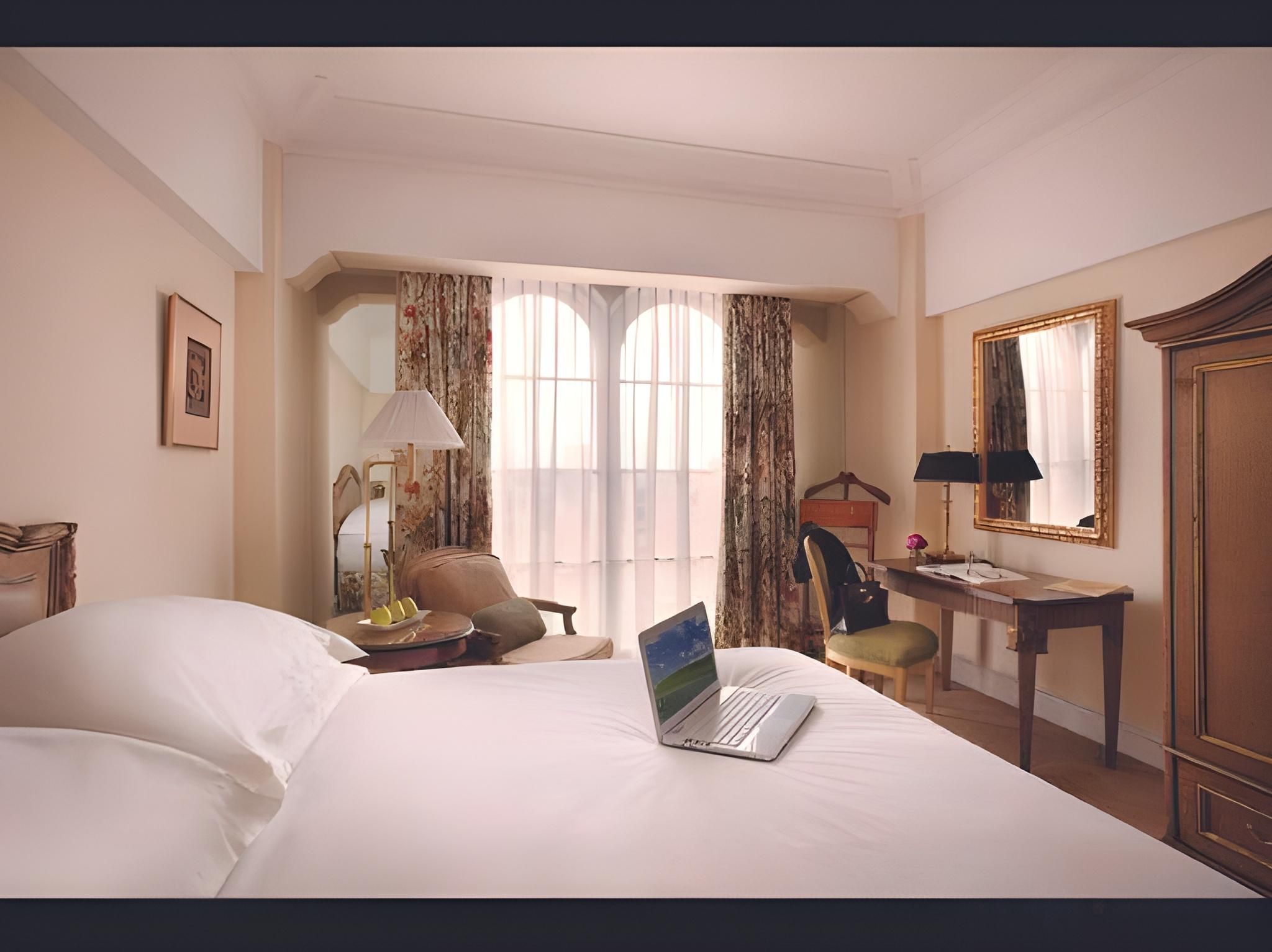 Gran Mahakam Hotel Deluxe Room King Bed