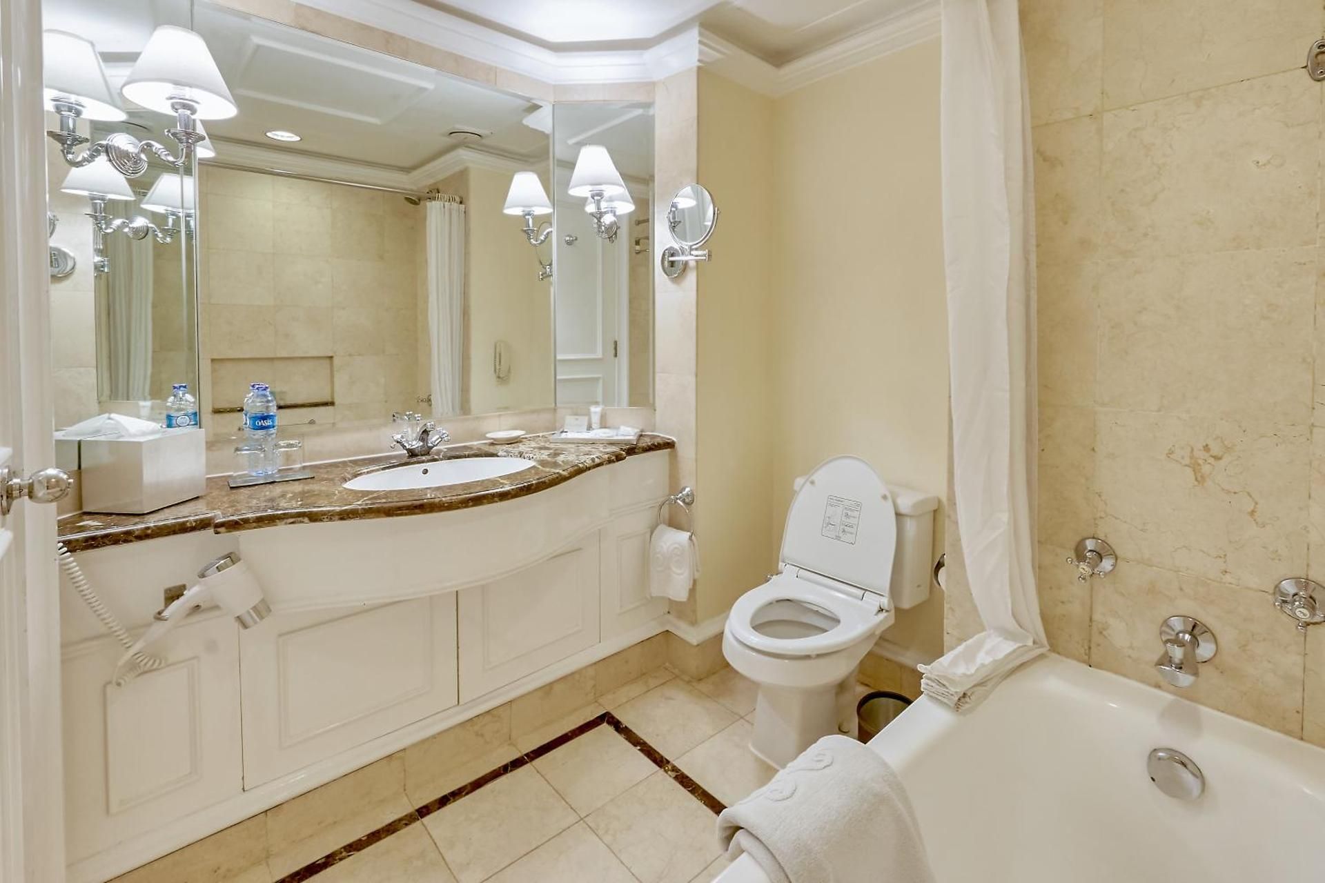 Hotel Gran Mahakam Deluxe Room King Bed 3