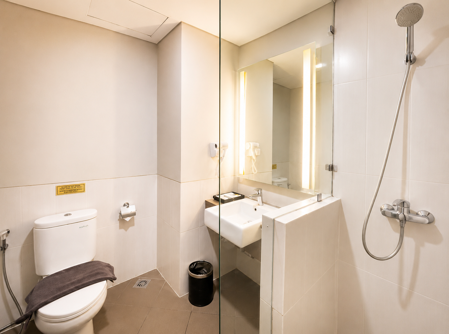 Oria Hotel Jakarta Superior Twin Room 9
