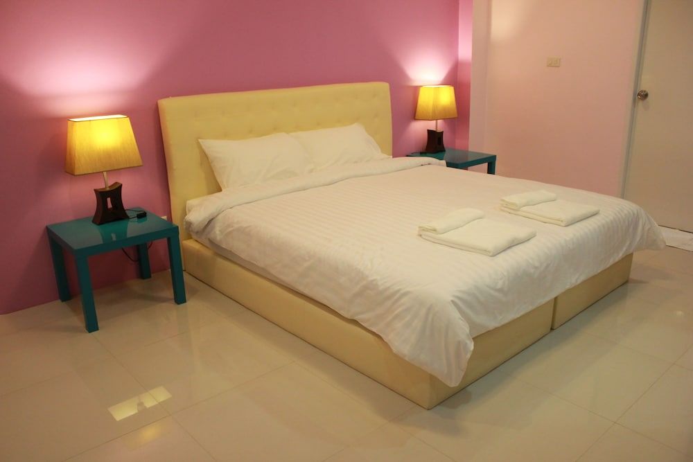 Don Mueang Airport Modern Bangkok Hotel King Size Bed 3
