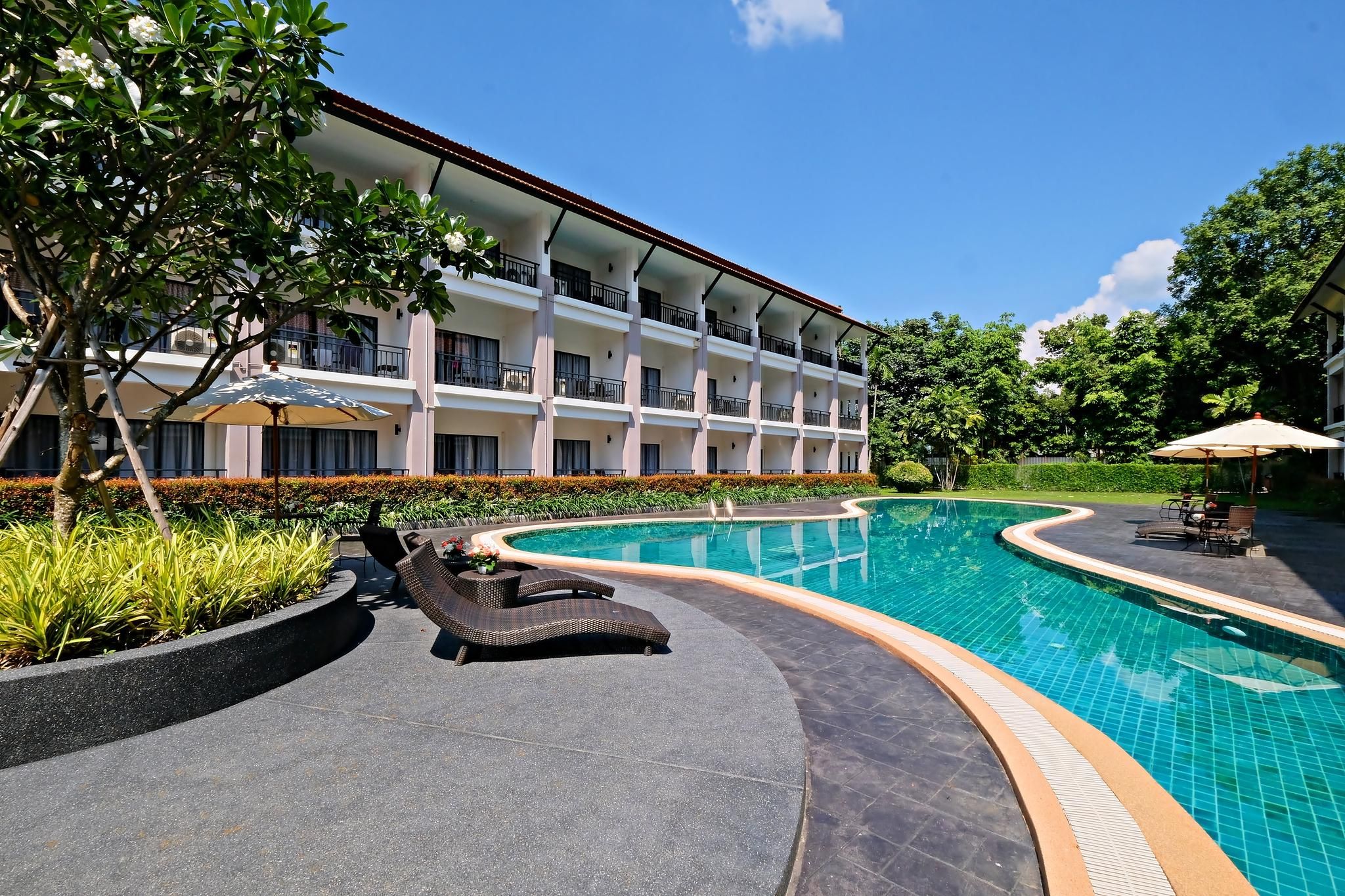 swimming pool [outdoor]