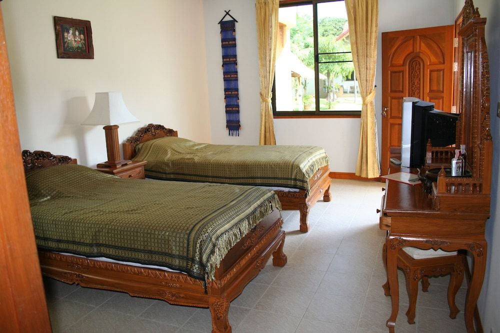 Long Beach Inn Deluxe Room 4