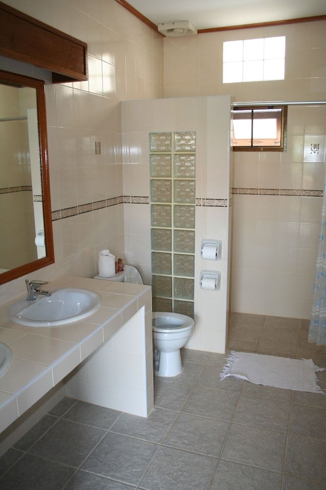 Long Beach Inn Deluxe Room 5