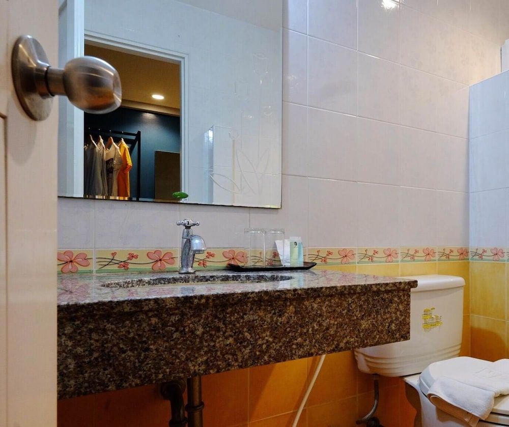 Tharapark View Hotel Standard Double Room 4