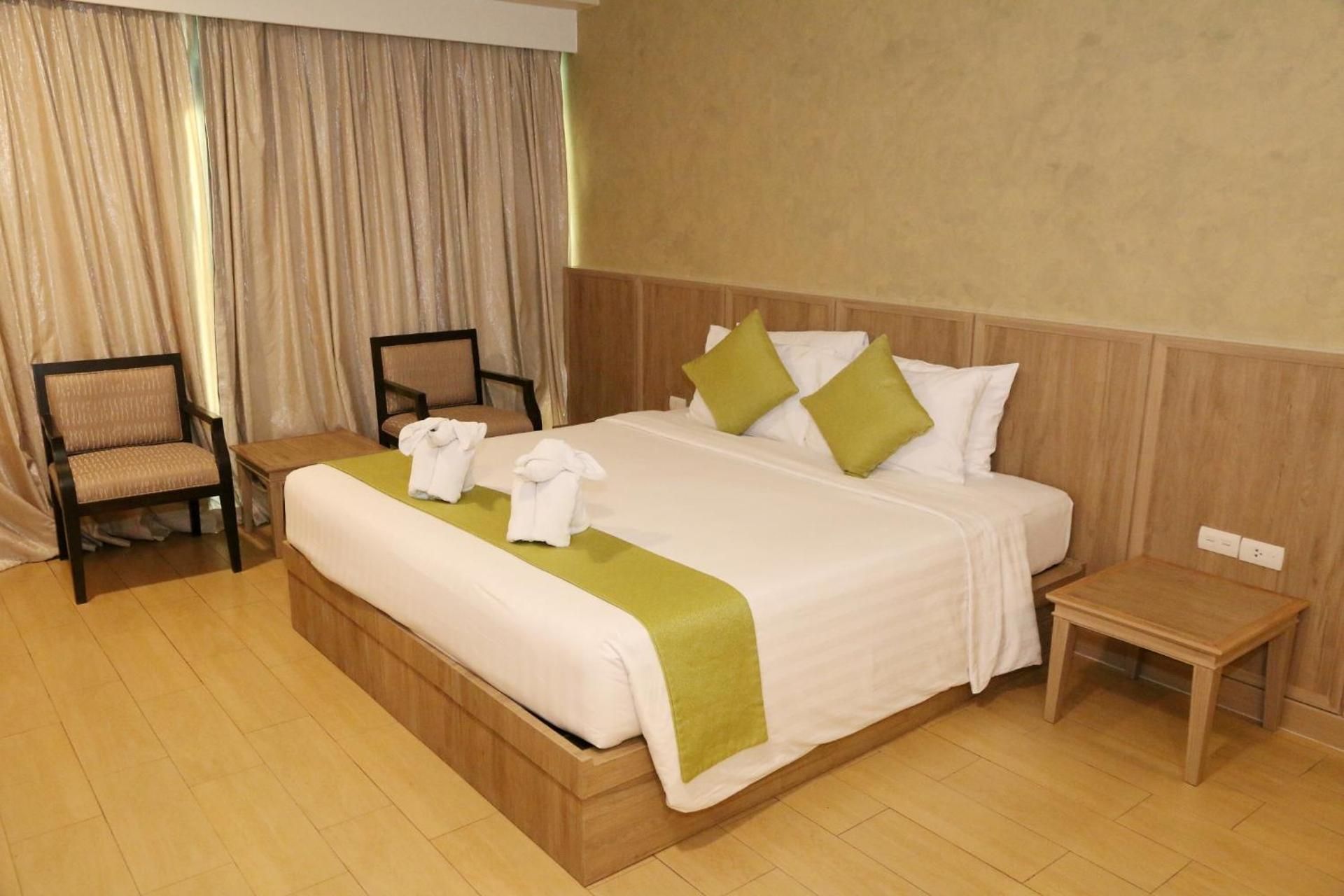 King Suite with Pool View
