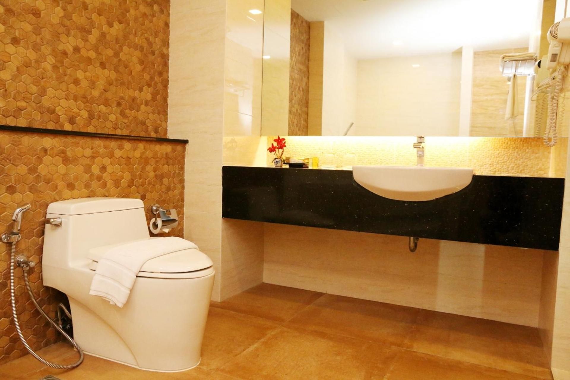King Suite with Pool View