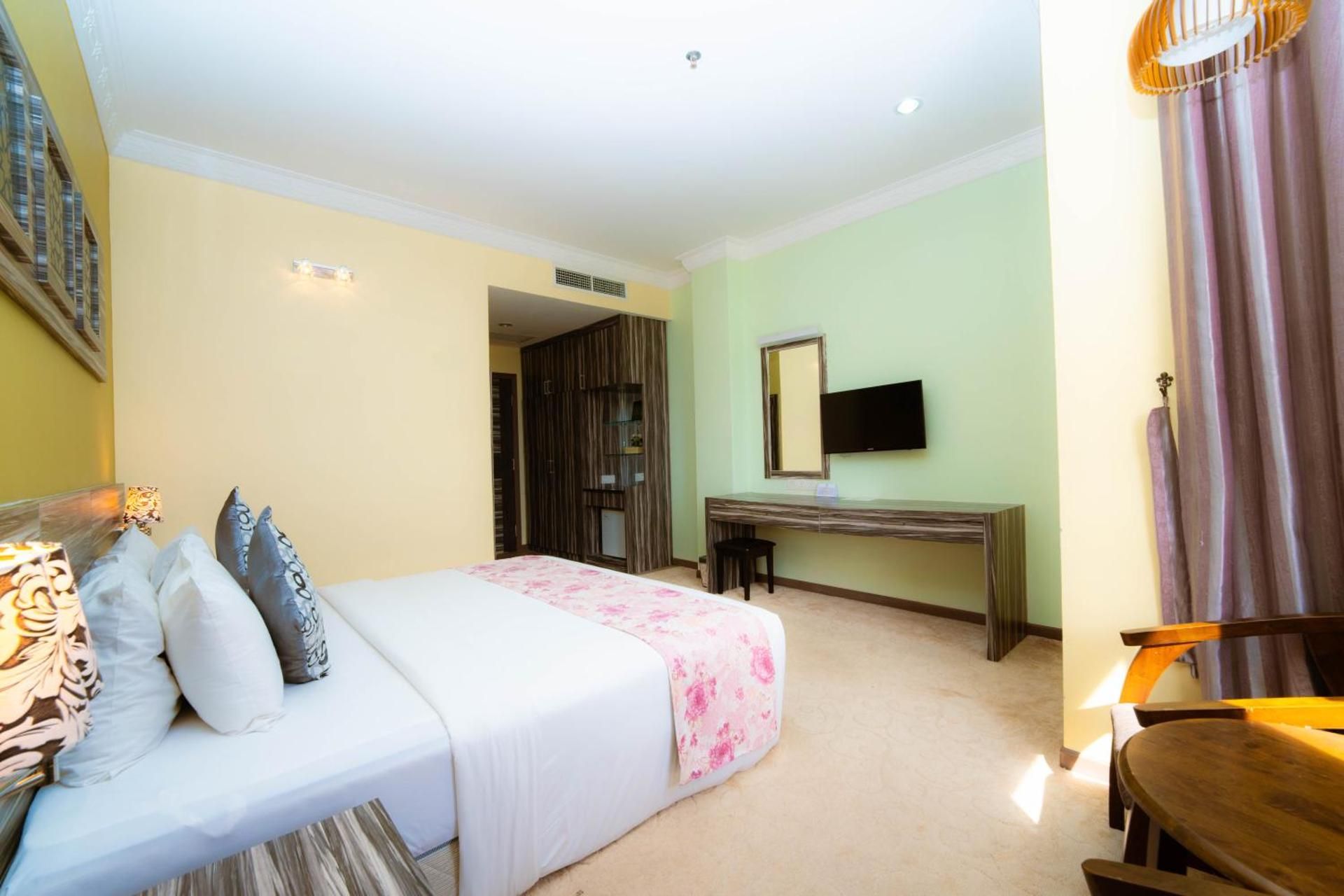 undefined HIG Hotel & Convention 5