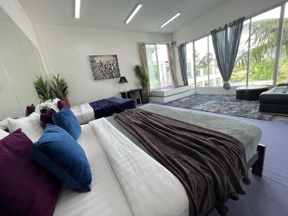 Five-Bedroom Villa with  Private Pool and Jacuzzi Village Palm Oasis