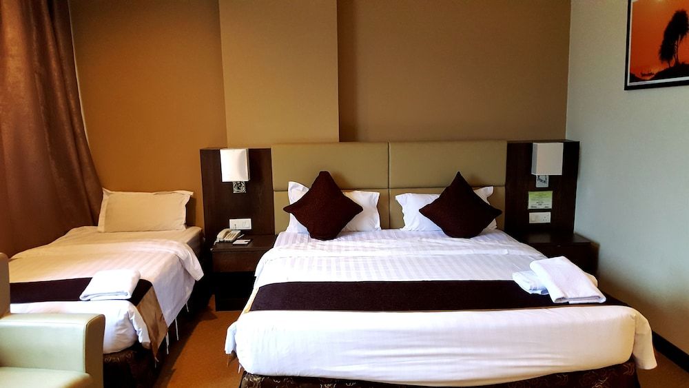 Family Suite, King and Twin, City View