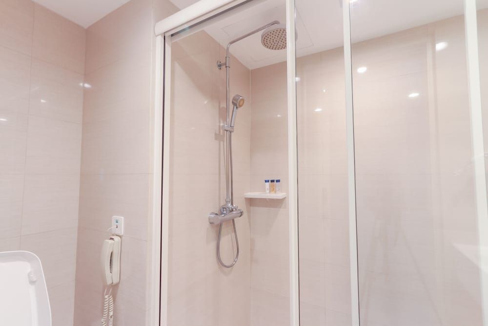 Mandarin Hotel Managed by Centre Point Deluxe Room 5