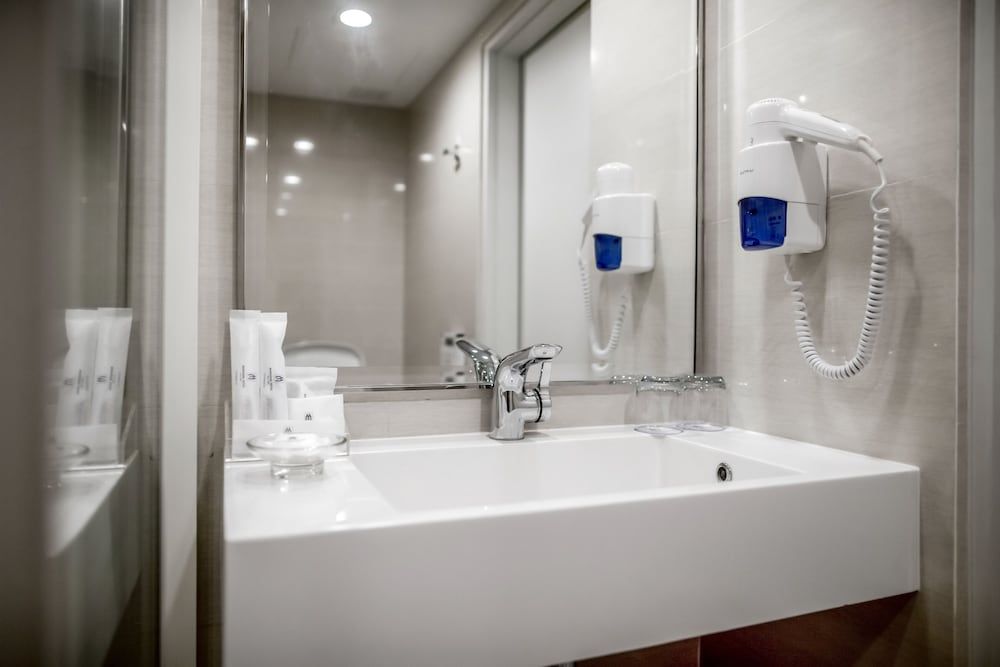 Mandarin Hotel Managed by Centre Point Deluxe Room 4