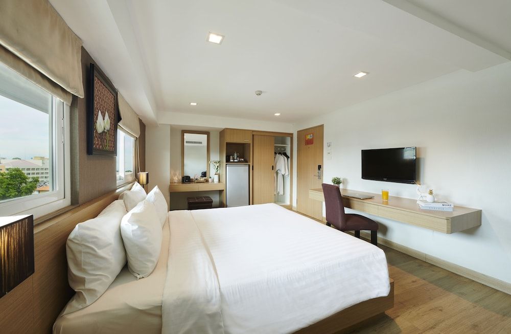 Adelphi Pattaya Deluxe Double Room 2