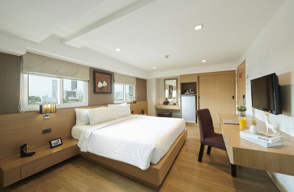Adelphi Pattaya Deluxe Double Room 3
