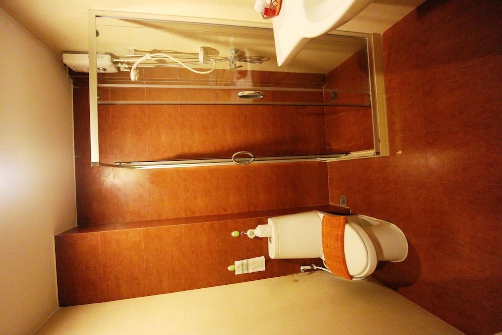 Toto Residence Standard Room, 2 Twin Beds 9