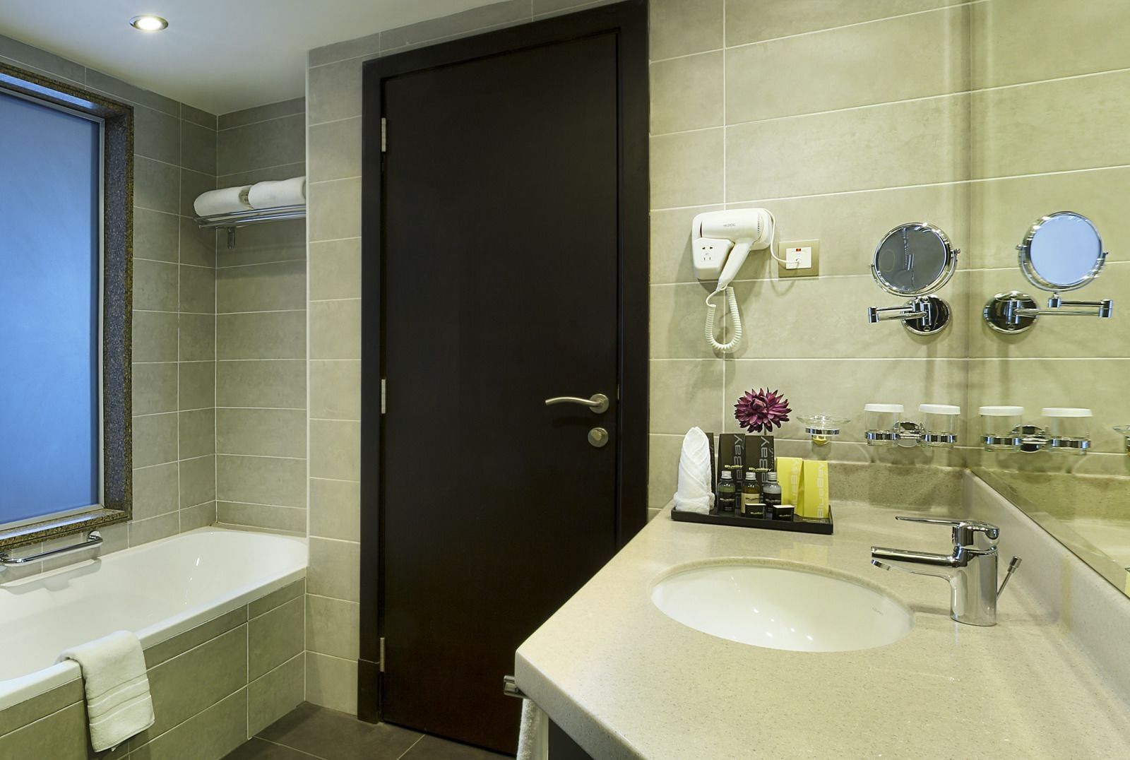 undefined ARMADA  AVENUE HOTEL 6