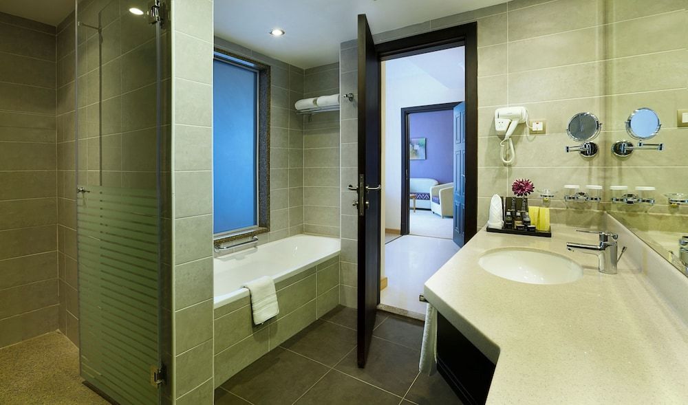 undefined ARMADA AVENUE HOTEL 7