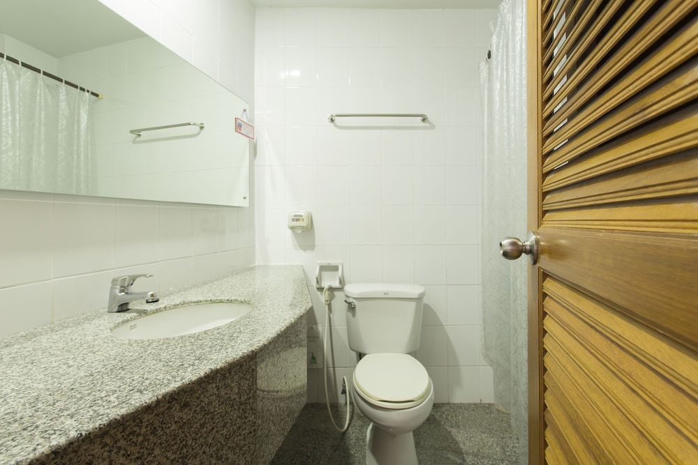 City Hotel Deluxe Triple Room 5