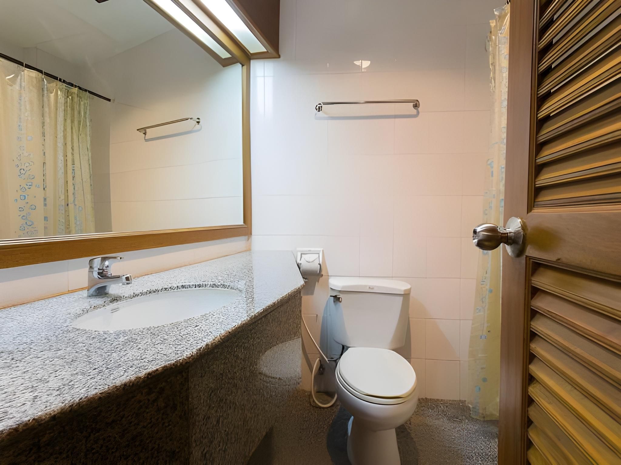 City Hotel Deluxe Triple Room 6