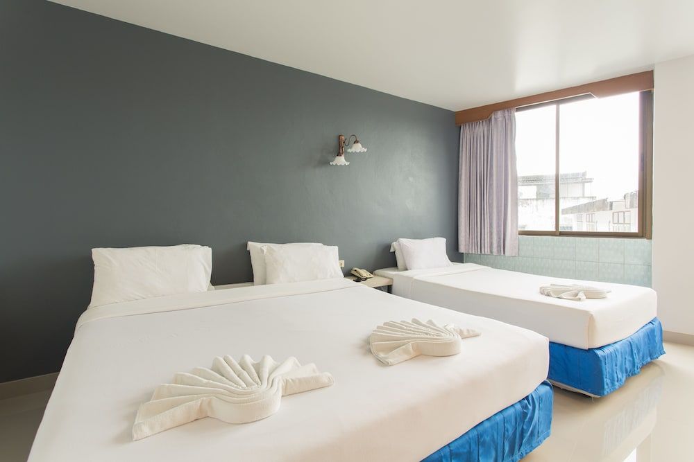 City Hotel Deluxe Triple Room 4