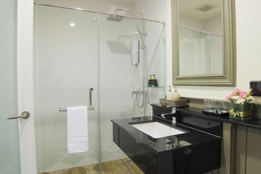 The Raya Surawong Bangkok Superior Room 4