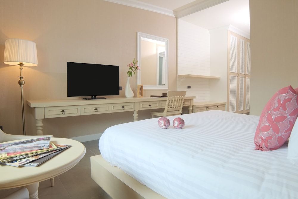 The Raya Surawong Bangkok Superior Room 2