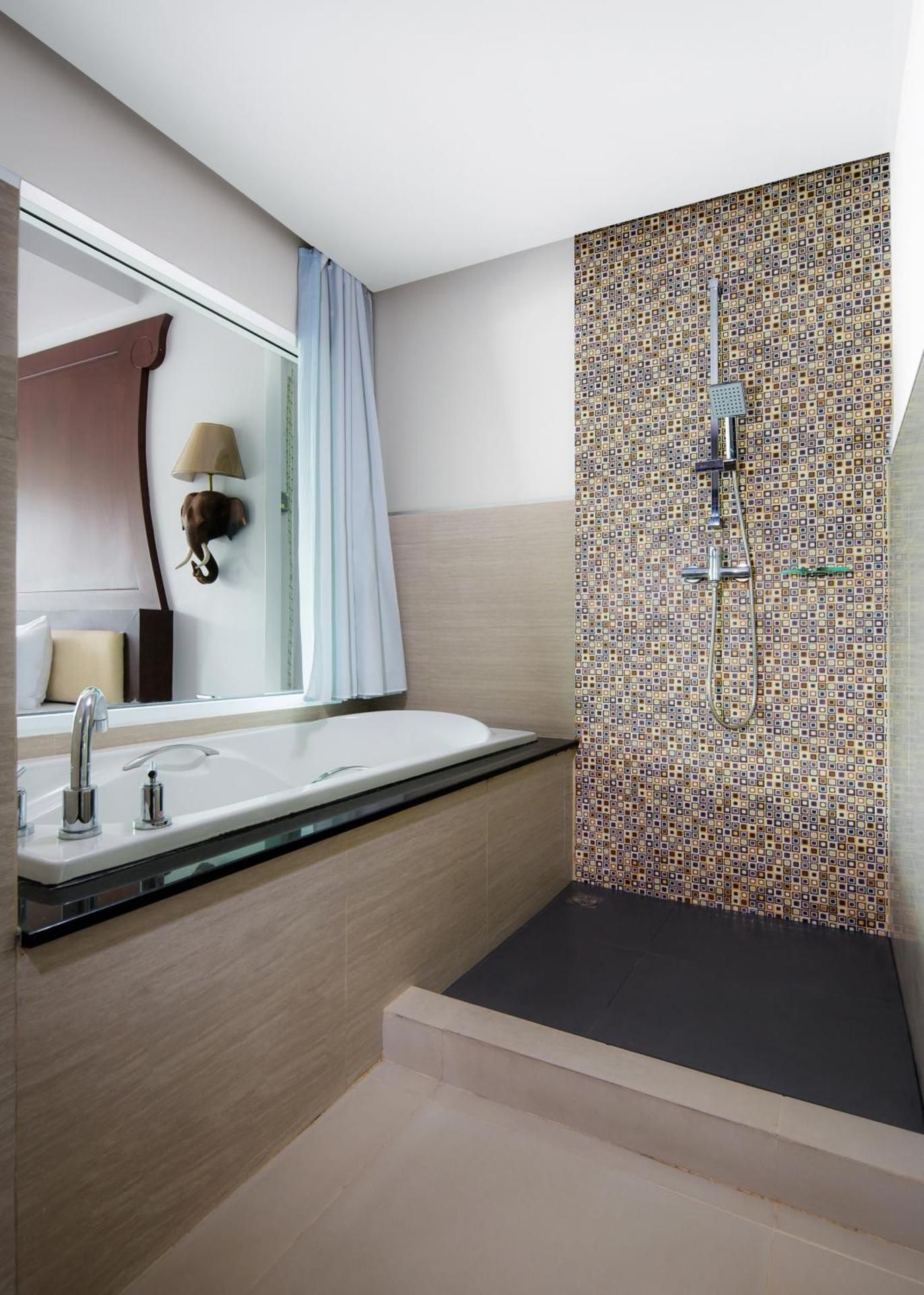 undefined Aiyara Grand Hotel 5