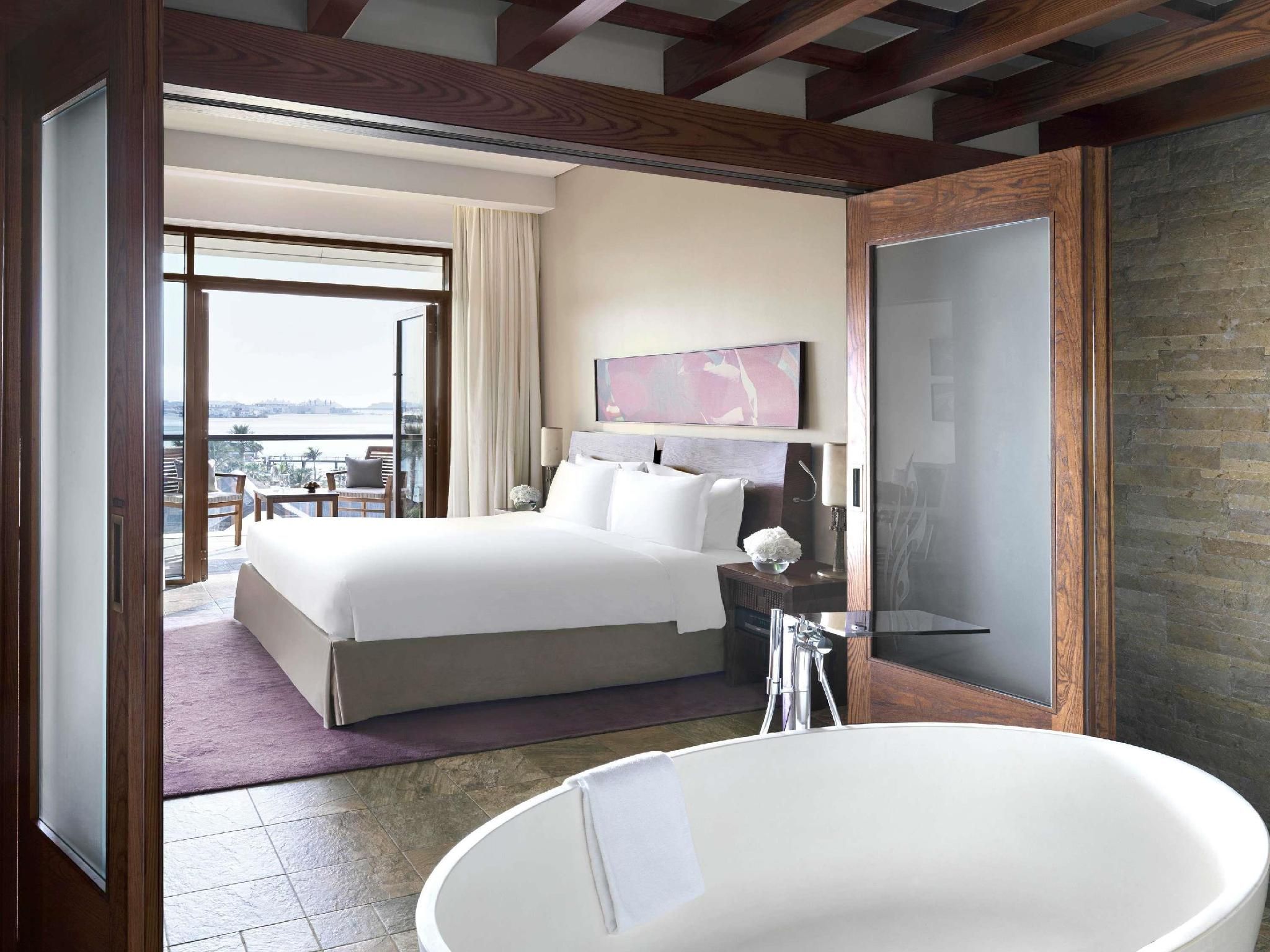 JUNIOR SUITE SEA VIEW, Club Access, 1 King Size Bed, Sofabed, Private Balcony