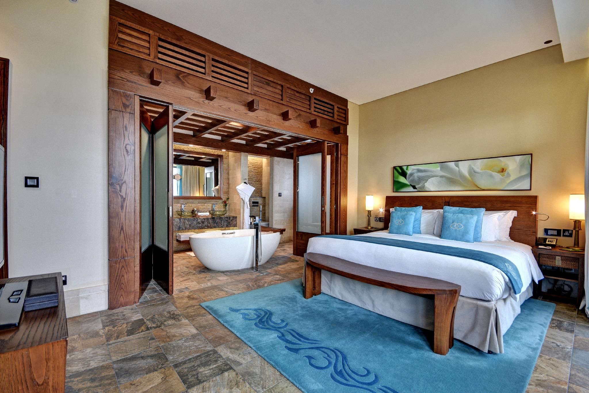 FAMILY TWO BEDROOM APARTMENT SEA VIEW, 1 King Bed & 2 Single beds, Fully-equipped kitchen