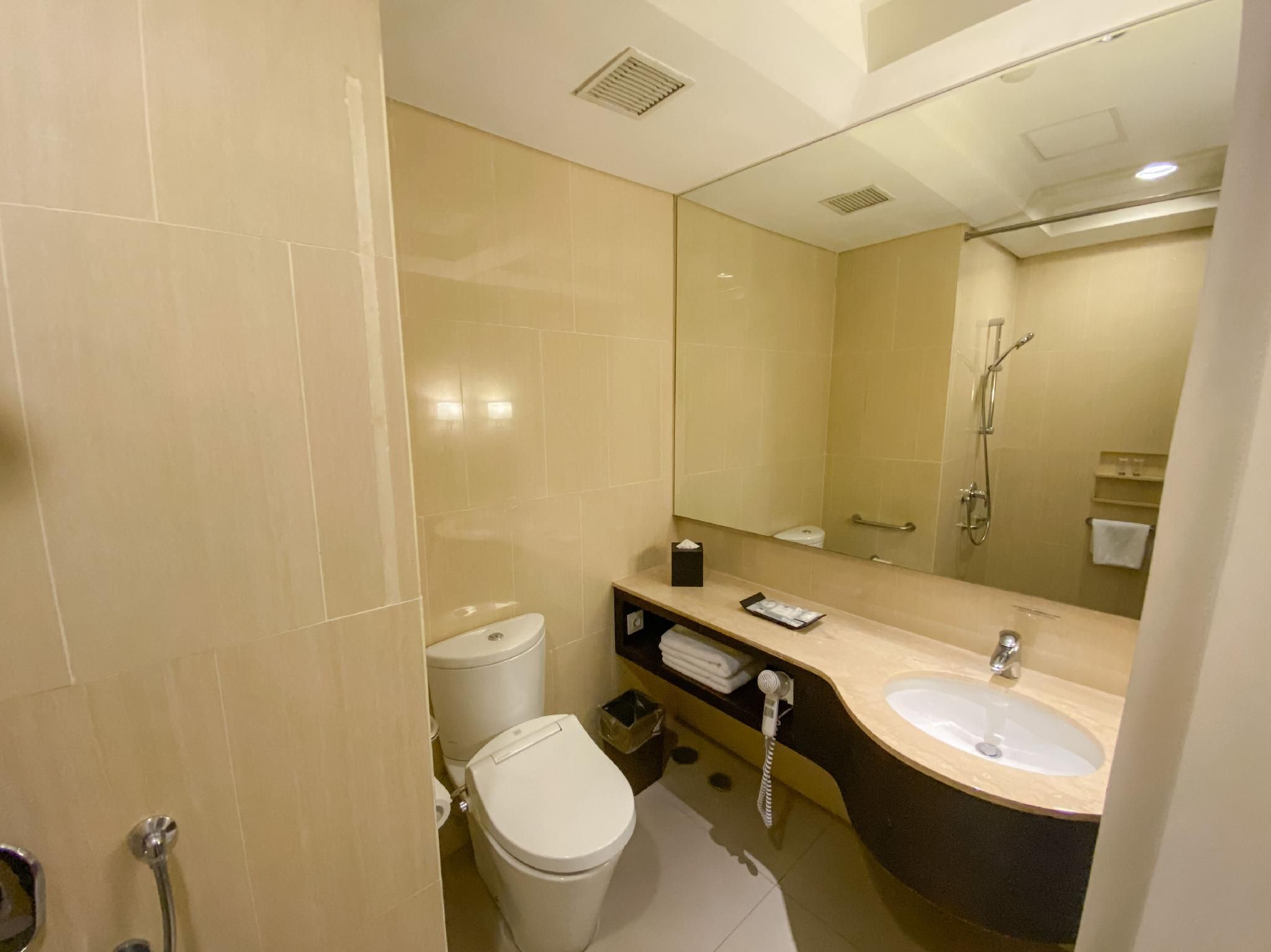 JS Luwansa Hotel and Convention Center Deluxe Room 5